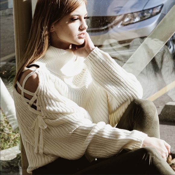 Sweaters - New! Stunning cold shoulder cropped chunky knit